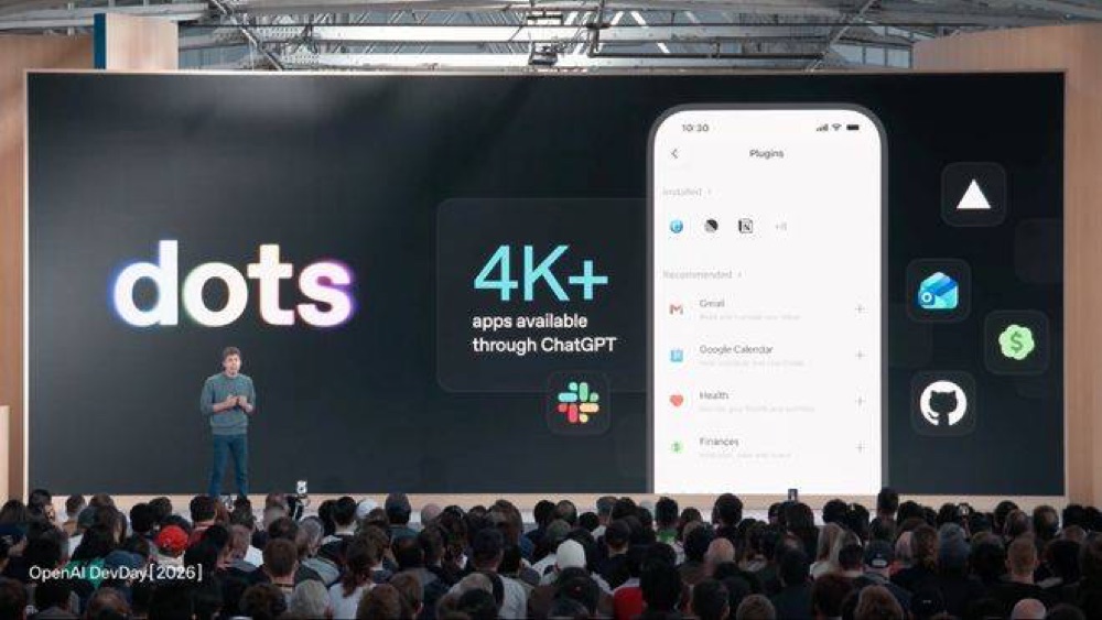 Sam Altman 在 DevDay 2026 现场发表主旨演讲，大屏显示 dots 与 4K+ apps（来源：DevDay 2026 现场）